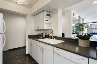 906 N Doheny Dr, Unit 322 in West Hollywood, CA - Building Photo - Building Photo