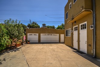 Victoria Park Duplex in Los Angeles, CA - Building Photo - Building Photo