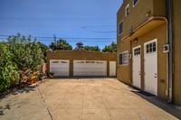 Victoria Park Duplex in Los Angeles, CA - Foto de edificio - Building Photo