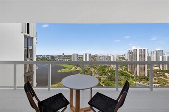 20185 E Country Club Dr in Miami, FL - Building Photo - Building Photo