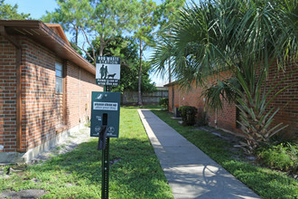 Cottage Court Apartments in Port Richey, FL - Foto de edificio - Building Photo