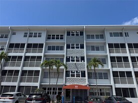 215 SE 3rd Ave in Hallandale Beach, FL - Building Photo