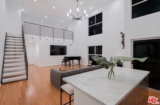 7062 Hawthorn Ave in Los Angeles, CA - Building Photo