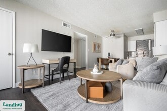 5704 W Thomas Rd in Phoenix, AZ - Foto de edificio - Building Photo