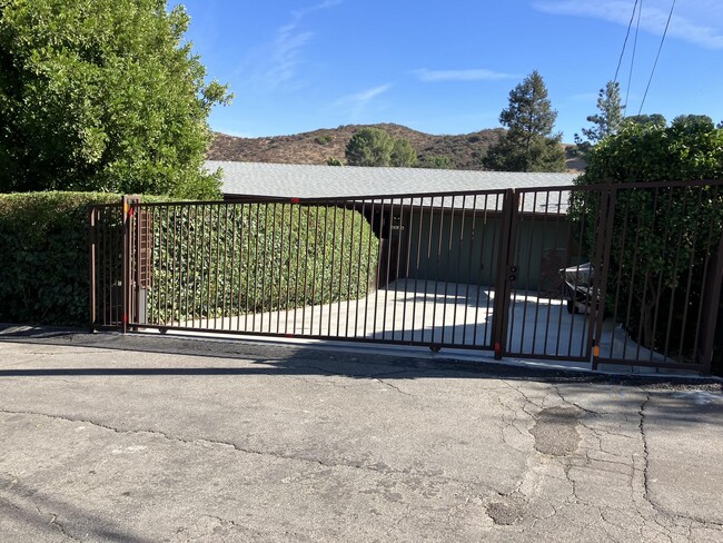 3548 Gladiola Dr in Calabasas, CA - Foto de edificio - Building Photo