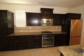 1529 N Rendezvous Way in Clovis, CA - Building Photo - Building Photo