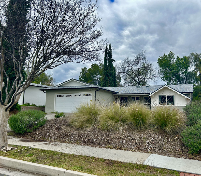 24219 Calvert St in Woodland Hills, CA - Building Photo