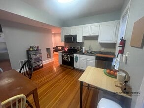 7 Denby Rd, Unit 1 in Boston, MA - Building Photo - Building Photo