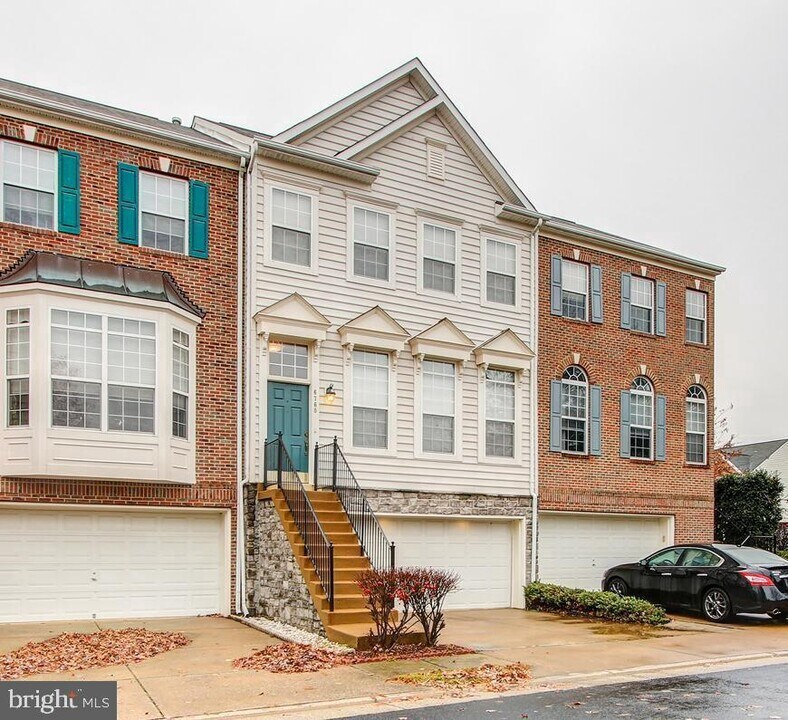 6760 Joseph Edgar Ct in Alexandria, VA - Foto de edificio