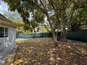 361 NW 103rd St in Miami, FL - Foto de edificio - Building Photo
