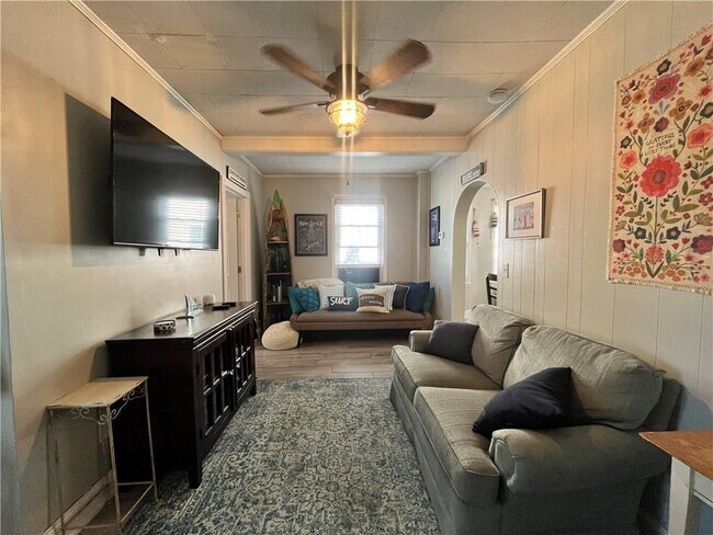 16 Vaughan Ave in Newport, RI - Foto de edificio - Building Photo