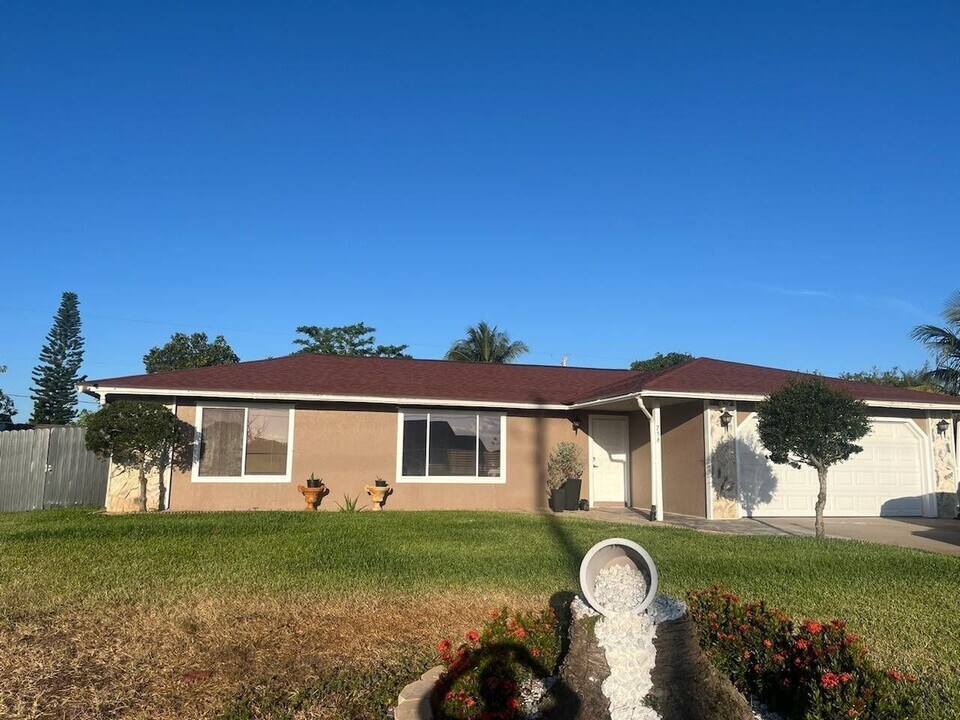 756 SW Del Rio Blvd in Port St. Lucie, FL - Building Photo