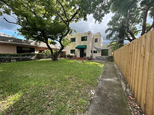 1534 Monroe St in Hollywood, FL - Foto de edificio - Building Photo