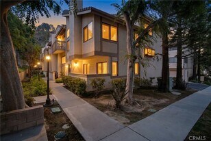 26120 Alizia Canyon Dr, Unit G in Calabasas, CA - Building Photo
