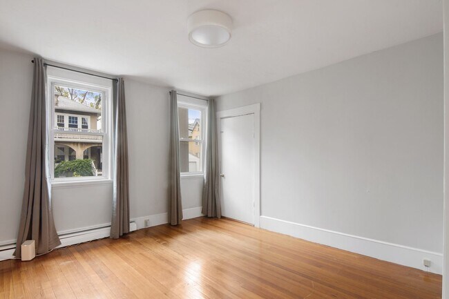 14 Bacon St-Unit -B in Newton, MA - Building Photo - Building Photo