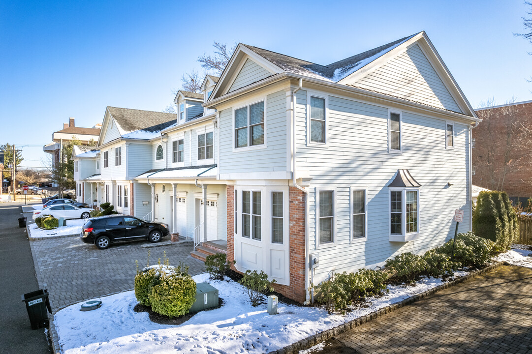 North Gate at Cranford in Cranford, NJ - Building Photo