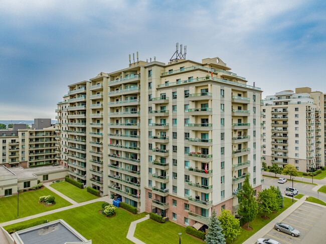 The Magnolia at the Royal Gardens in Burlington, ON - Building Photo - Building Photo