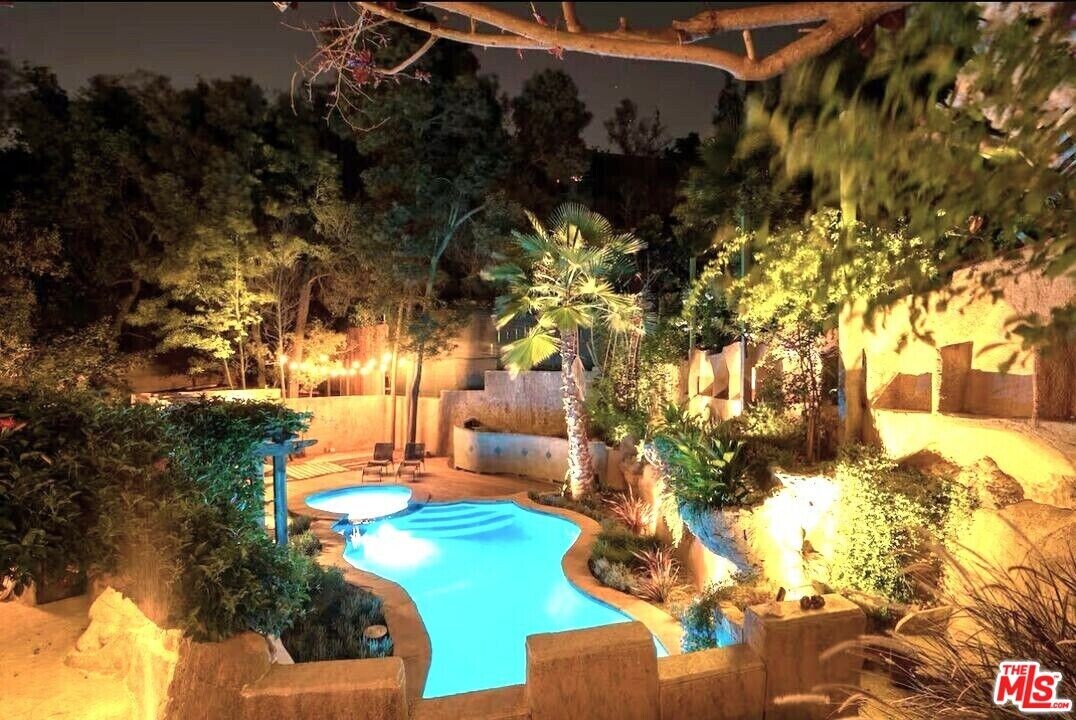 8978 Wonderland Ave in Los Angeles, CA - Building Photo