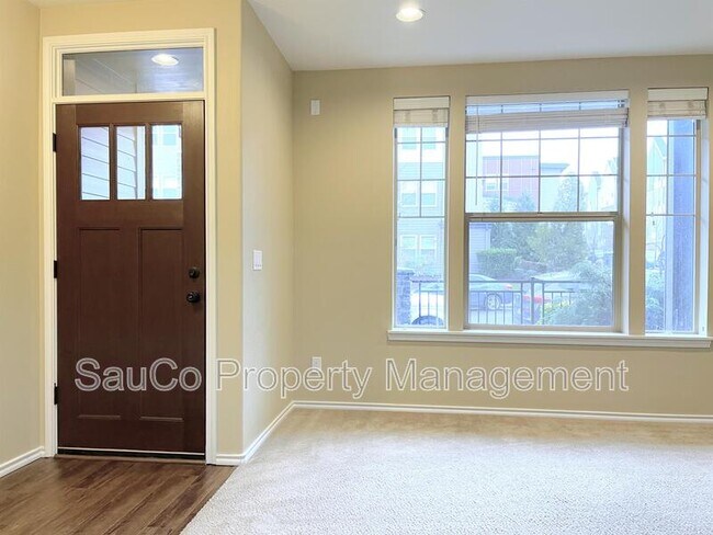 15908 NW Central Dr in Portland, OR - Building Photo - Building Photo