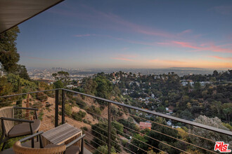 8300 Rugby Pl in Los Angeles, CA - Foto de edificio - Building Photo