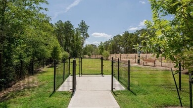 404 Brushback Dr in Huntsville, TX - Foto de edificio - Building Photo