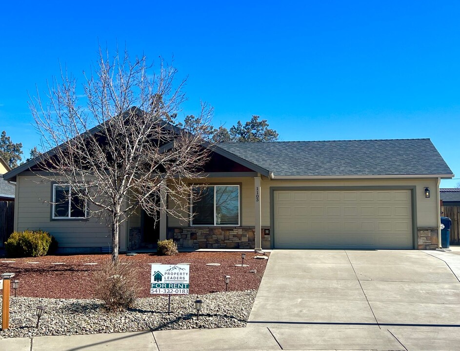 1103 NW Sprucewood Ct in Redmond, OR - Building Photo