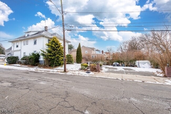 106 Sadler Rd in Bloomfield, NJ - Building Photo - Building Photo