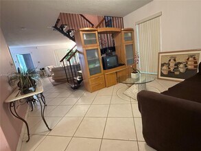 6500 Kendale Lakes Dr in Miami, FL - Building Photo - Building Photo