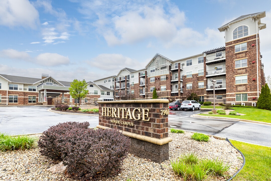 Heritage West Allis Senior in West Allis, WI - Foto de edificio