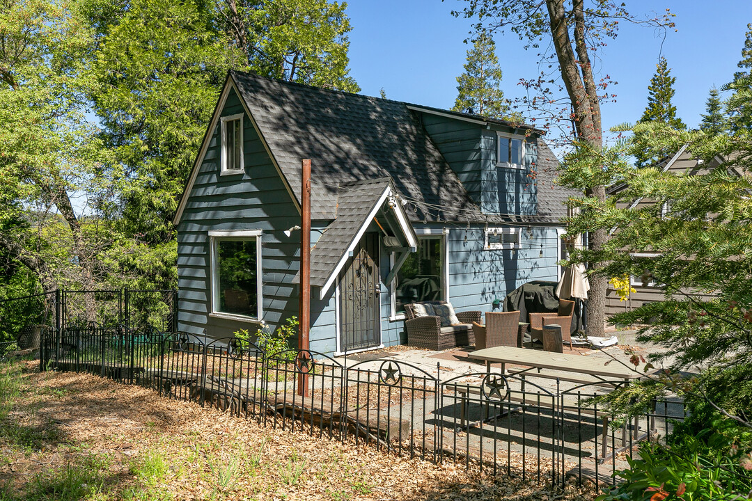 132 Fremont Rd in Lake Arrowhead, CA - Building Photo