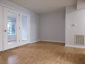 1310 Knob Creek Rd in Johnson City, TN - Foto de edificio - Building Photo