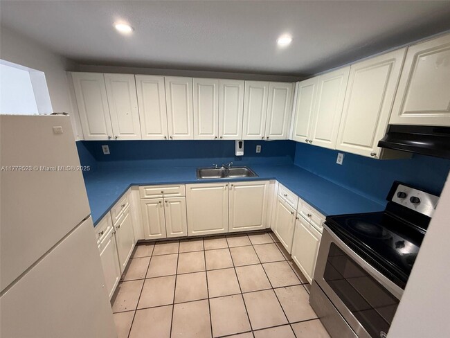 1085 W 68th St in Hialeah, FL - Building Photo - Building Photo