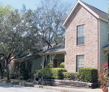 Churchill Estates in San Antonio, TX - Foto de edificio - Building Photo