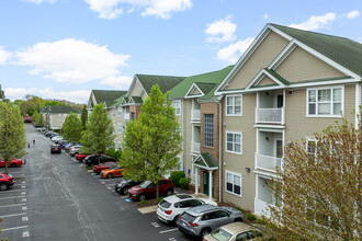 River Haven Condominiums in Woonsocket, RI - Foto de edificio - Building Photo