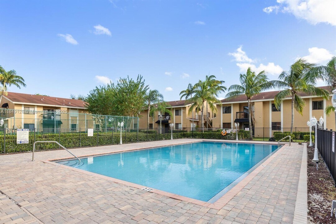 6013 10th Ave N in Greenacres, FL - Building Photo