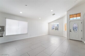 9216 Sun Rose Ave in Las Vegas, NV - Building Photo - Building Photo