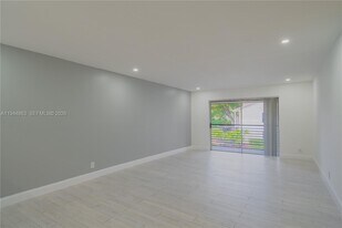 2830 Riverside Dr in Coral Springs, FL - Building Photo