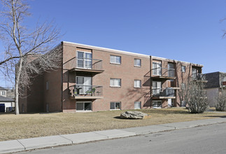 2136 4th Ave NW in Calgary, AB - Building Photo - Primary Photo