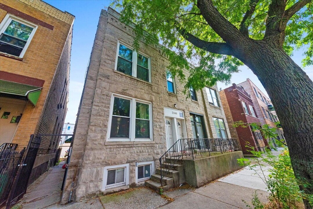 2340 W Montana St, Unit 1F in Chicago, IL - Building Photo
