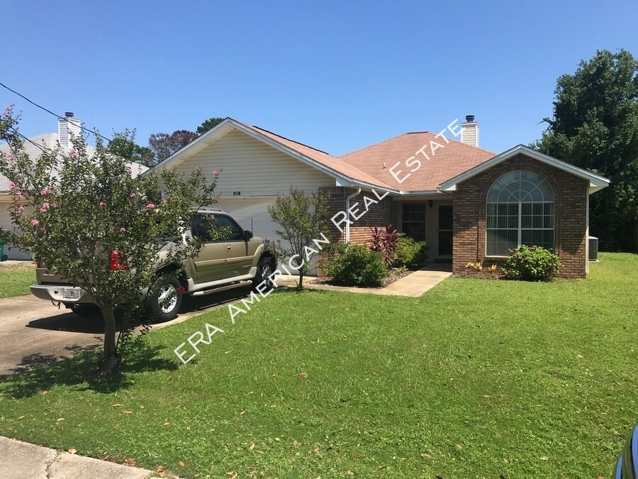 451 Chris Ln in Mary Esther, FL - Building Photo
