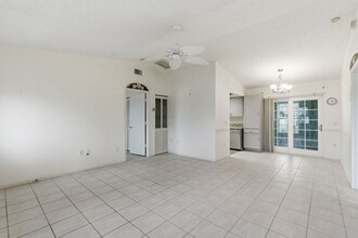 7284 Sea Mist Dr in Port Charlotte, FL - Foto de edificio - Building Photo