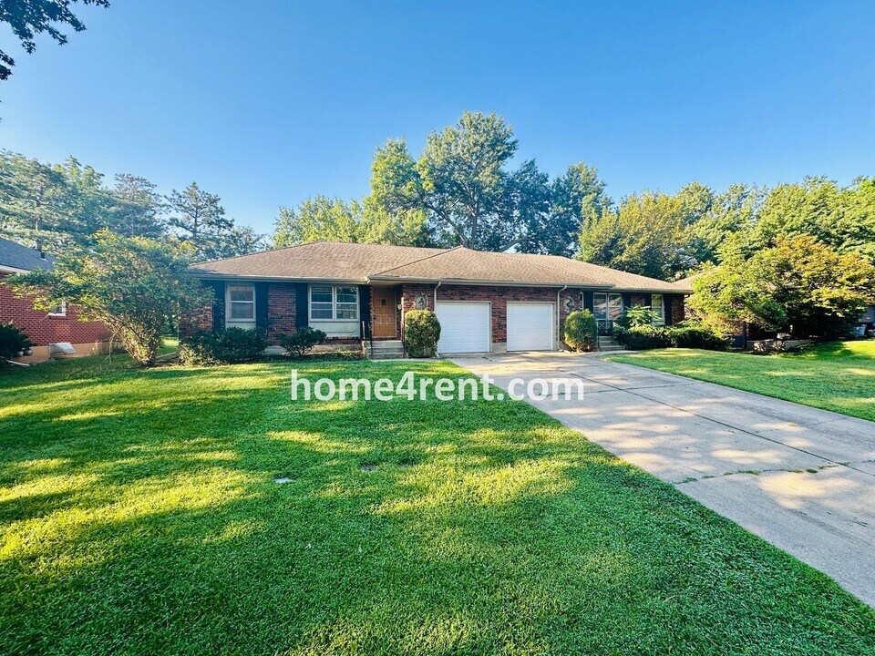 15013 E 46th St S in Independence, MO - Foto de edificio