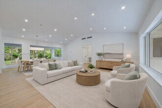 12535 Moss Ranch Rd in Miami, FL - Building Photo - Building Photo