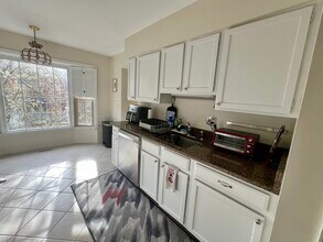 2286 Idylwood Station Ln in Falls Church, VA - Foto de edificio - Building Photo