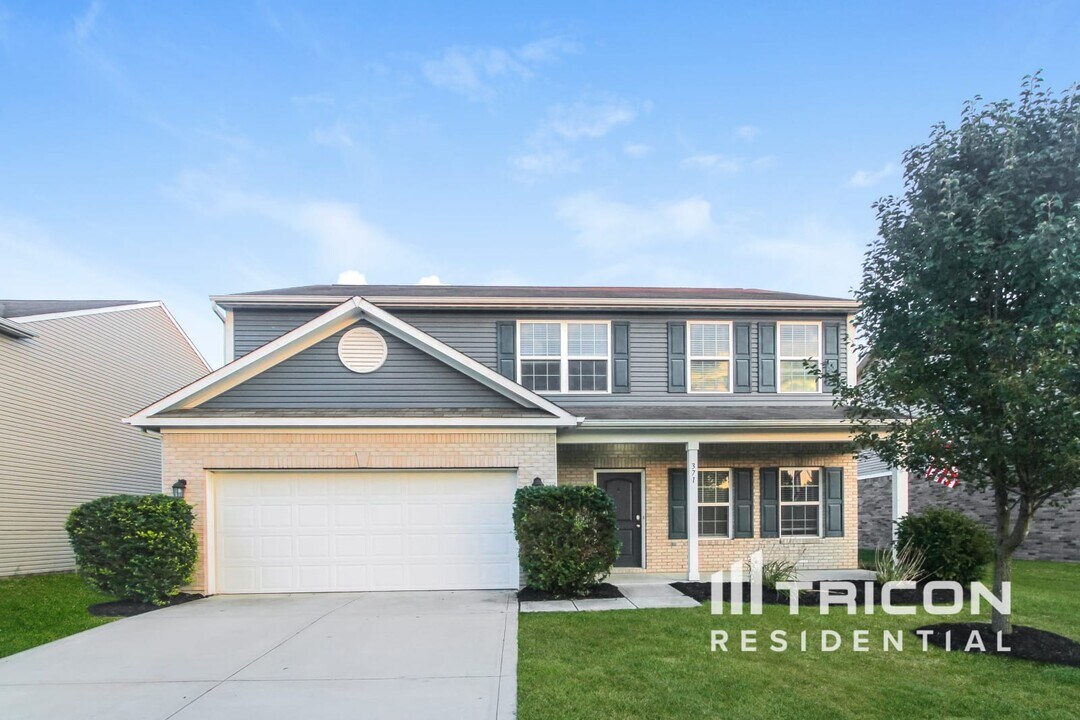 371 Wakefield Ct in Greenwood, IN - Building Photo