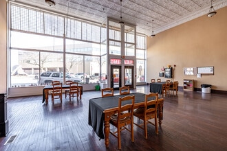 Welch Hotel Senior Apartments in Muscatine, IA - Foto de edificio - Interior Photo