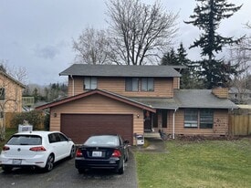 1361 Lahti Dr in Bellingham, WA - Building Photo