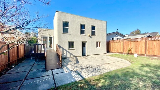 1011 Ramona Ave in Albany, CA - Building Photo - Building Photo