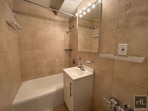 East 79th Street in New York, NY - Foto de edificio - Building Photo