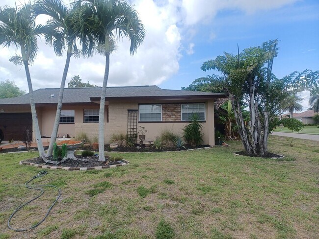 4233 SE 8th Pl in Cape Coral, FL - Building Photo - Building Photo